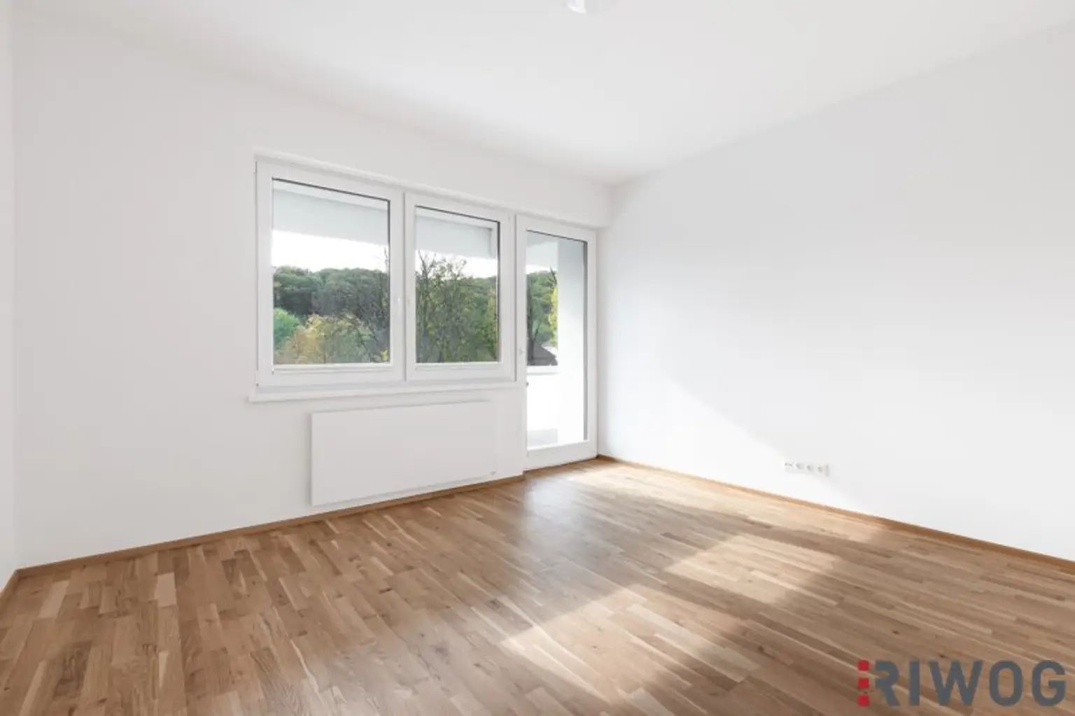 ERSTBEZUG nach Sanierung mit Blick auf Schloss Laudon  | ca. 16 m² Loggia  | Garagenplatz | Vollausgestattete Küche | Erholungsgebiet angrenzend