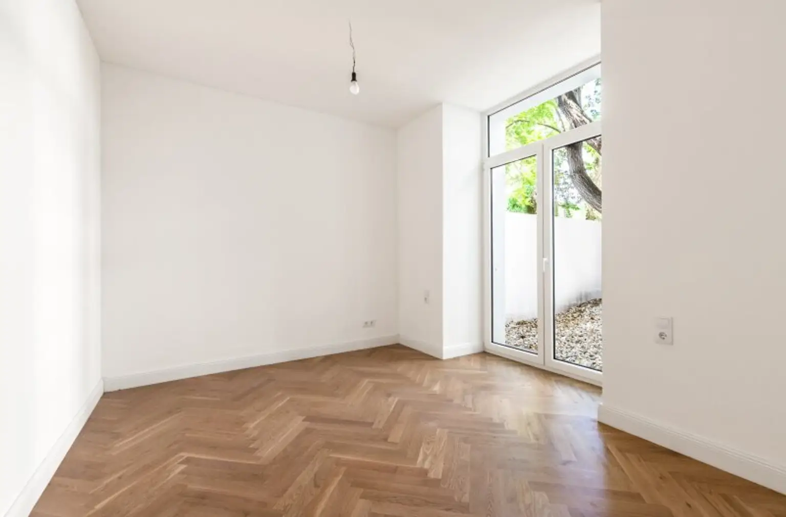 Traumhafte Gartenwohnung im Luxus-Altbau! Erstbezug mit 3-Zi. und 2 Terrassen!