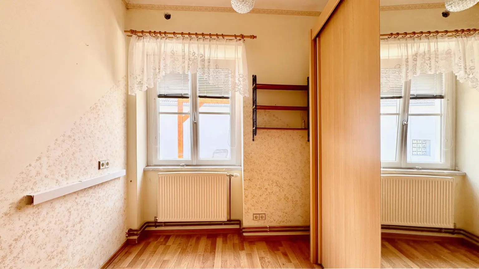 Ehemaliges Bauernhaus mit Nebengebäuden