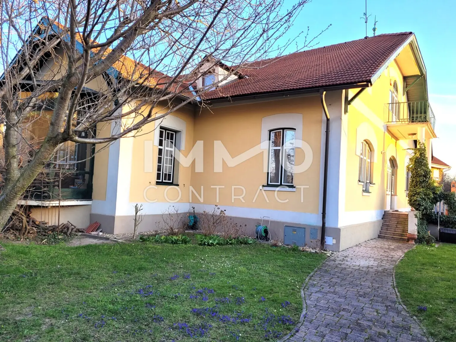 Französisches Jagd-Chalet – nur 30 Minuten von Wien: 2.480 m² Grundstück in unverbaubarer Ruhelage