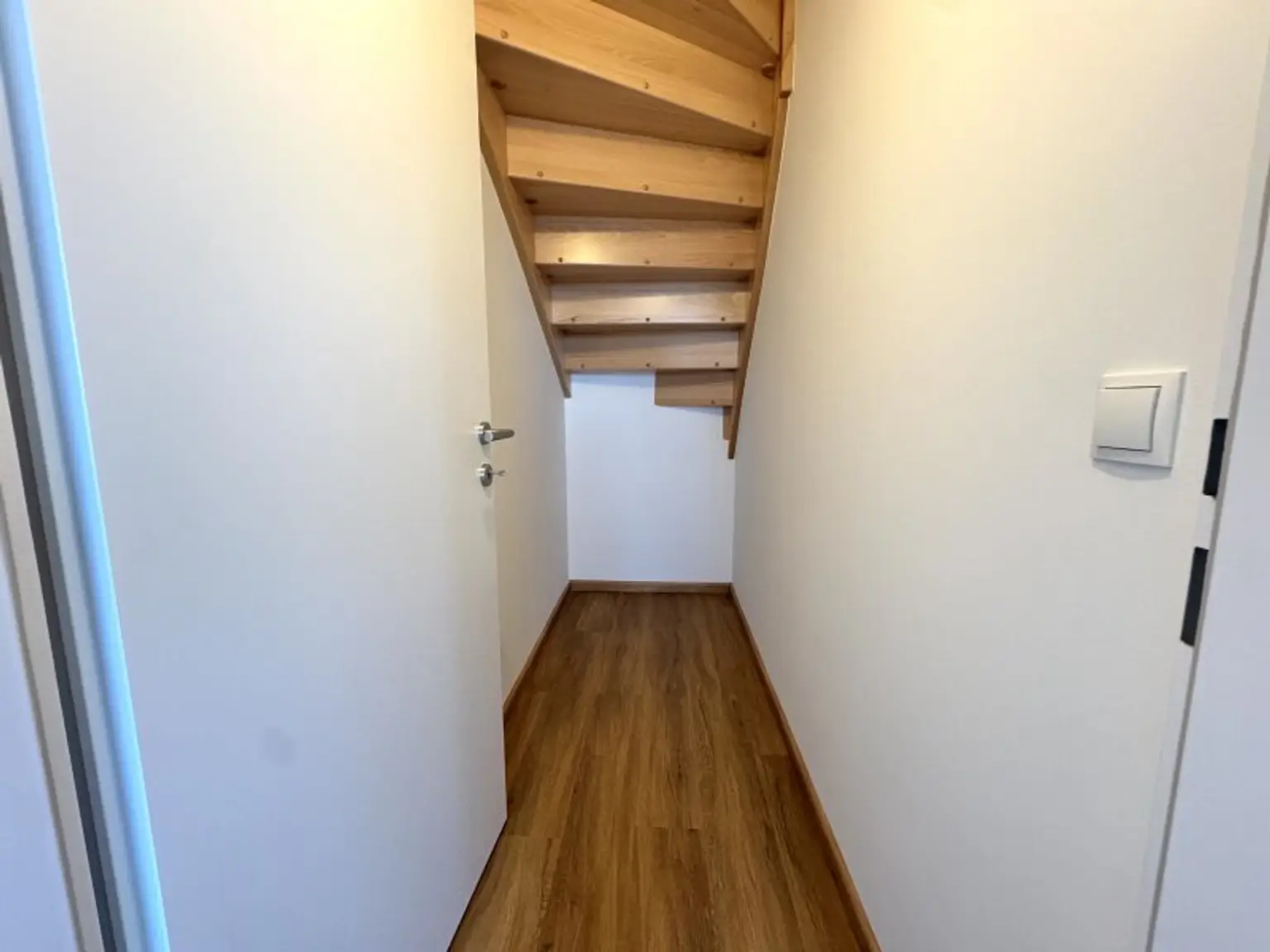 Hochwertige Dachgeschosswohnung mit Terrasse sowie Klimaanlage - Erstbezug - Unbefristet