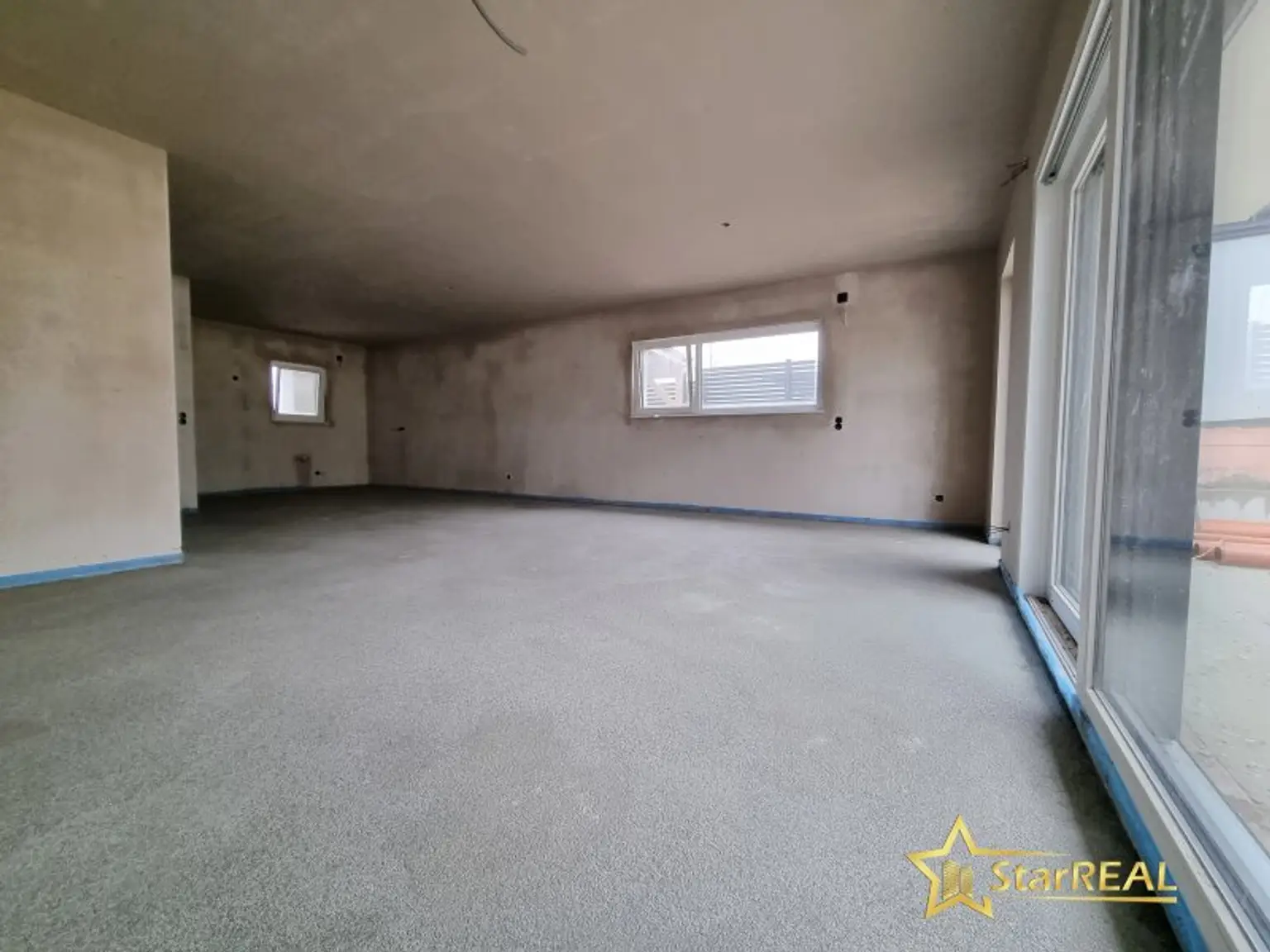 KURZ VOR FERTIGSTELLUNG! 208 m² NFL! 5-ZIMMER, KELLER, BALKON, TERRASSE, CARPORT UND GROSSER GARTEN. ZIEGELQUALITÄT MIT UNVERBAUBAREM GRÜNBLICK.