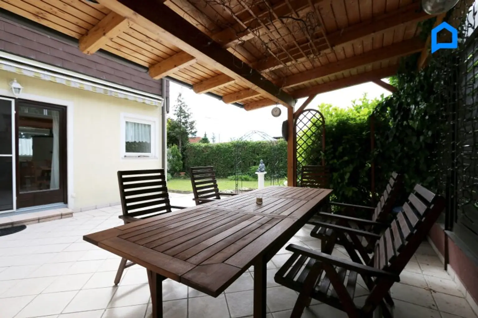 Sehr gepflegtes großzügiges Eckreihenhaus , Garten, Pergola, Terrasse, 4,5 Zimmer, plus Kellerräume, Garage