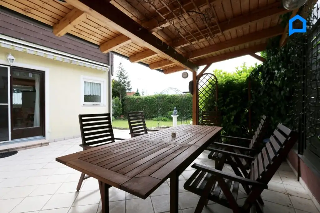 Sehr gepflegtes großzügiges Eckreihenhaus , Garten, Pergola, Terrasse, 4,5 Zimmer, plus Kellerräume, Garage