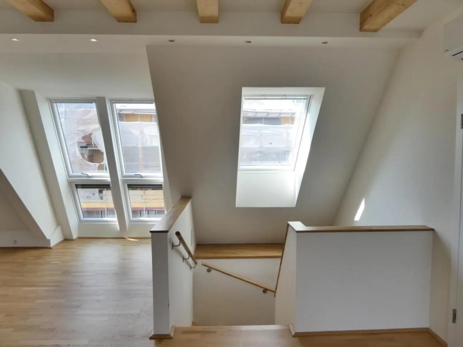 Wohnzimmer, Stiege in den Vorraum