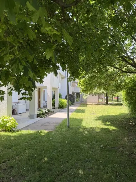Außenanlage mit Parkplätzen
