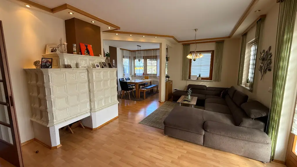 Bezugsfertiges Fertigteilhaus auf einem sonnigen Grundstück