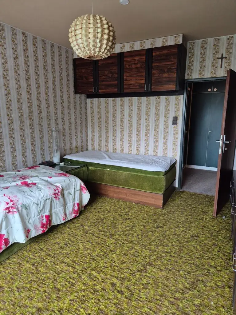 Renovierungsbedürftige 4 Zimmer Wohnung mit Loggia