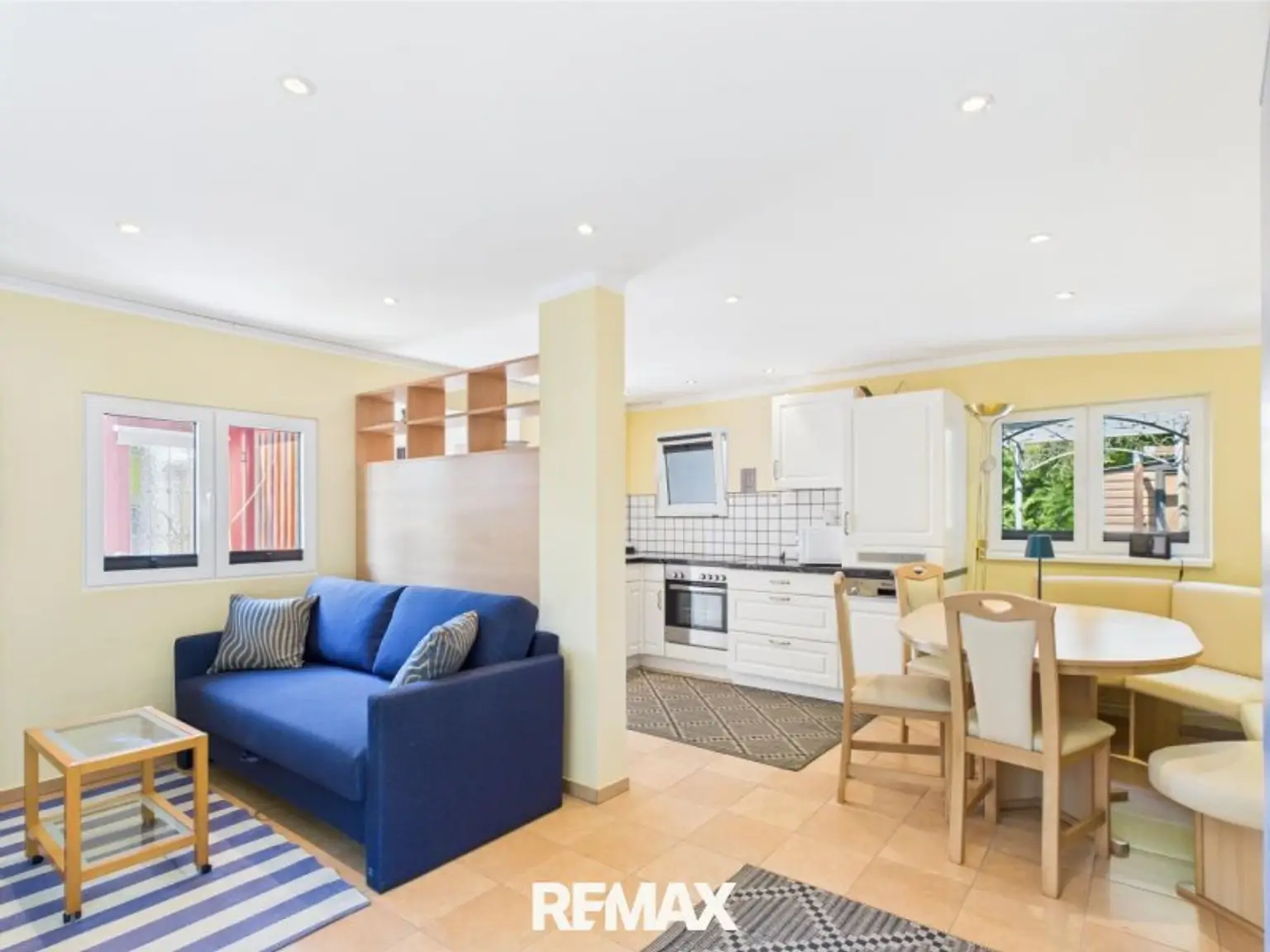 Offener Wohnessbereich mit Schlafgelenheit