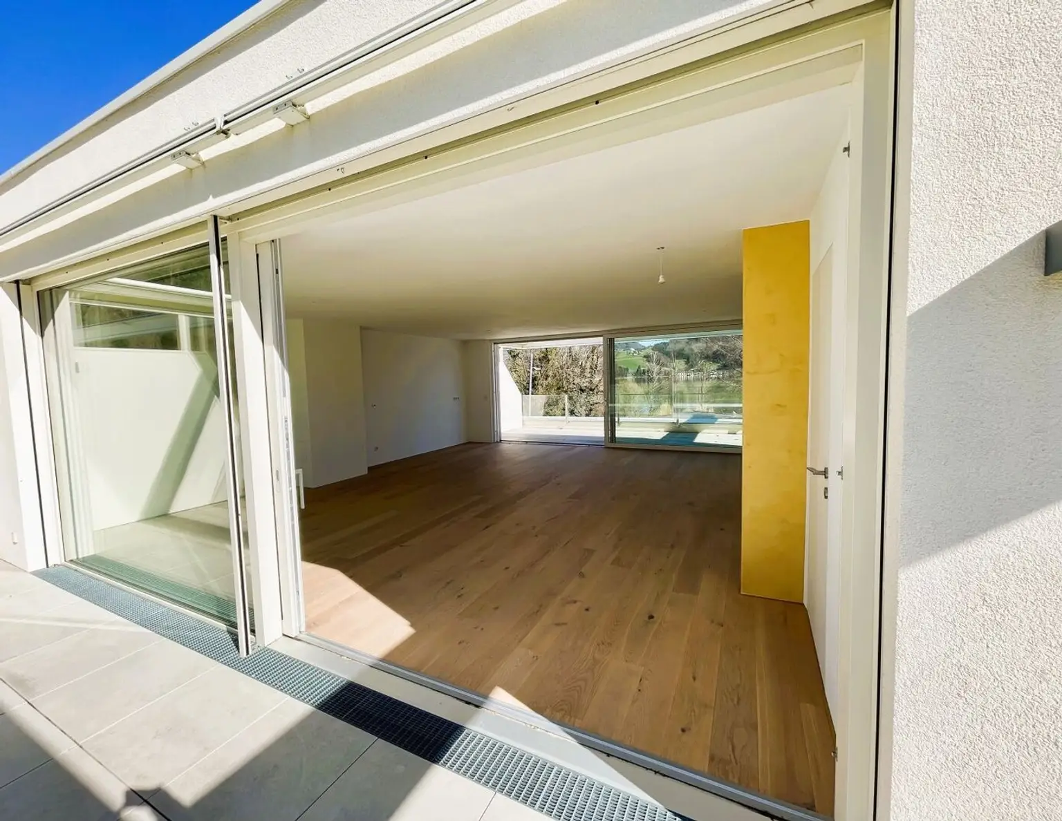Luxus-Triplex-Townhouse am Mondsee mit Seegrund: Neubau Erstbezug mit 6,5 Zimmern, Lift, Garten und Terrassen