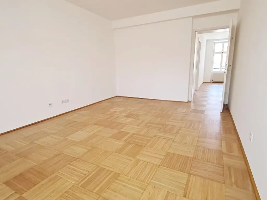 SPITTELBERG, teilsaniertes 84 m2 Dachgeschoß, 3 Zimmer, Extraküche, Wannenbad, Parketten, WG-geeignet, MQ-Nähe