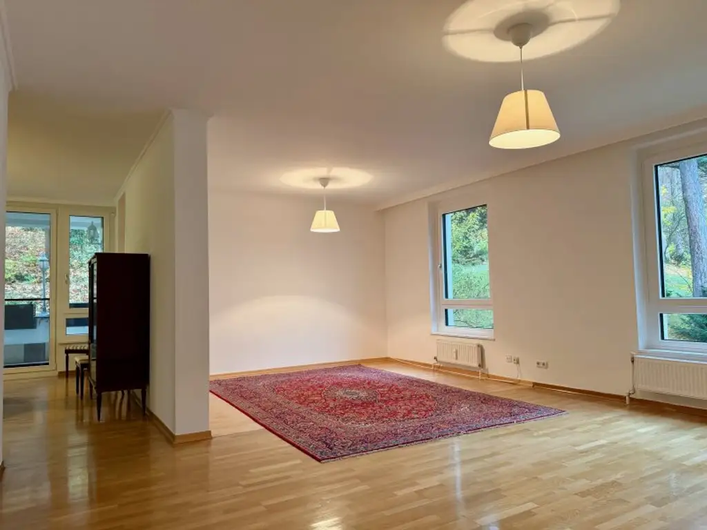 Grünruhelage! Geräumige 4 oder 5 Zimmer-Wohnung mit Loggia & Indoor-Pool