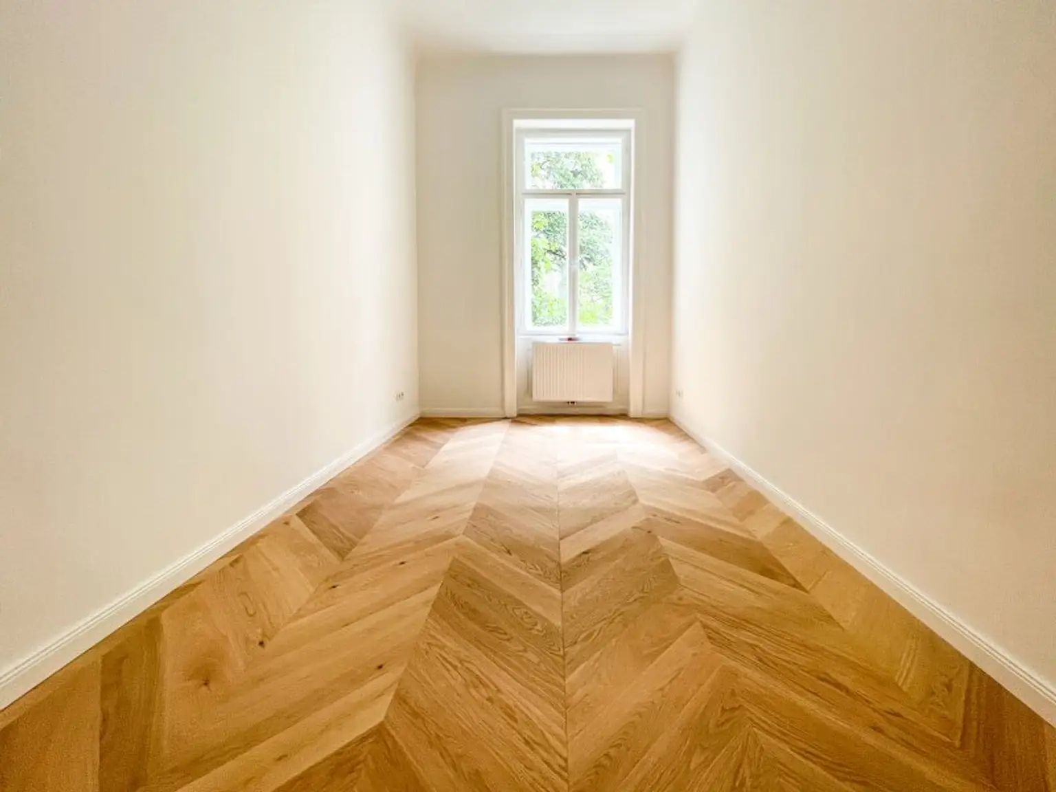 GENERALSANIERTE ALTBAUWOHNUNG: komplett hofseitige 2-Zimmerwohnung