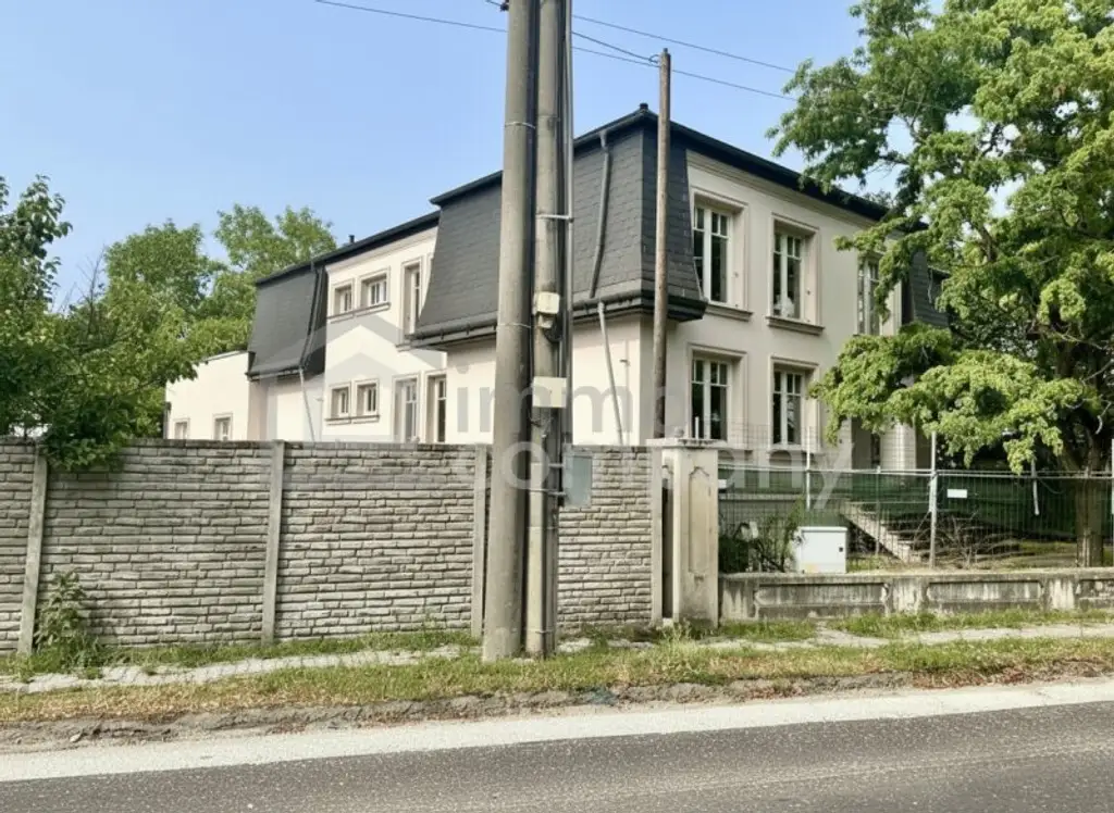 Luxuriöse Villa in Hamuliakovo: 600m², 14 Zimmer, Erstbezug mit Stadt- und Grünblick!