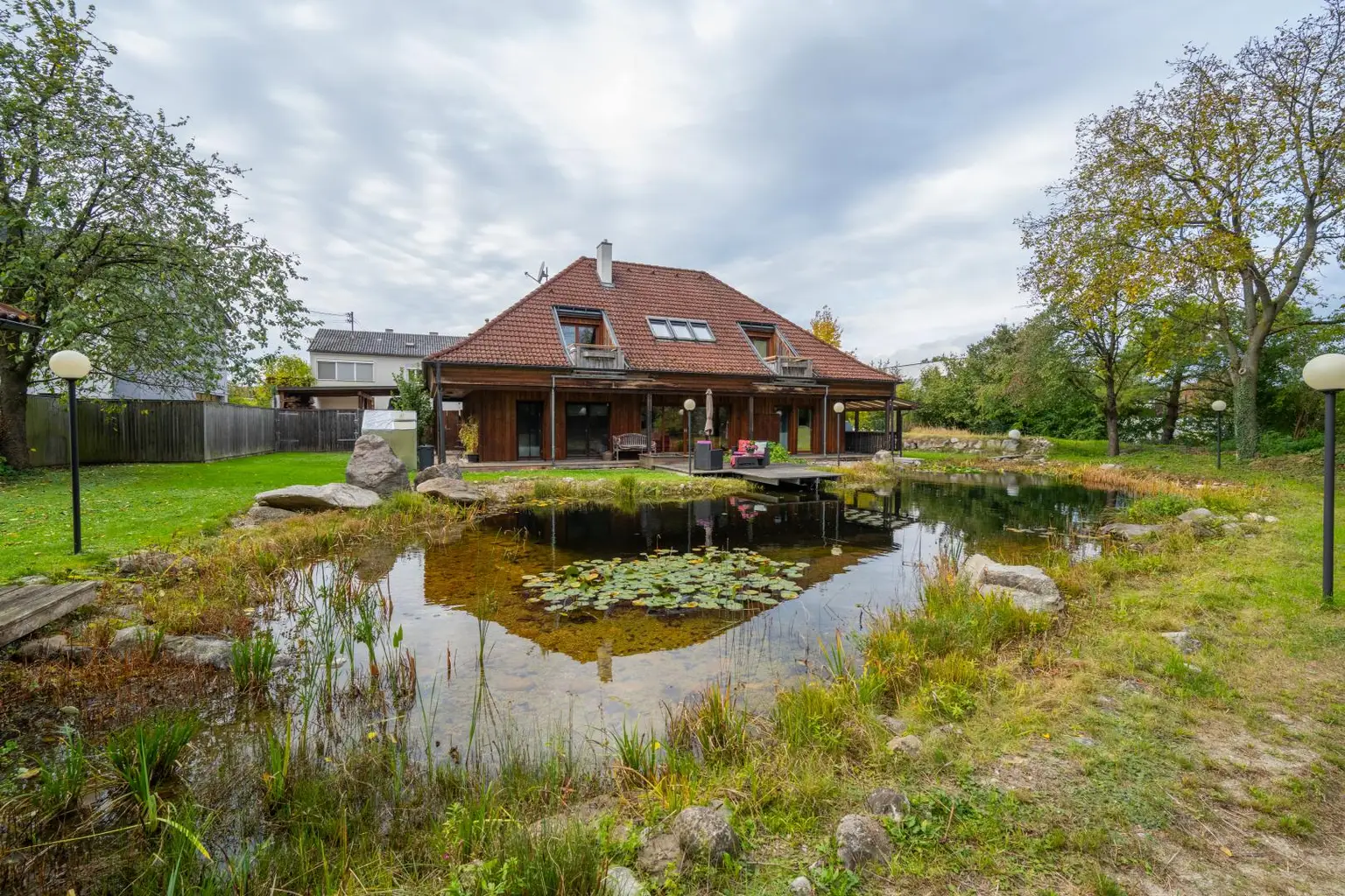 Schwimmteich mit Haus