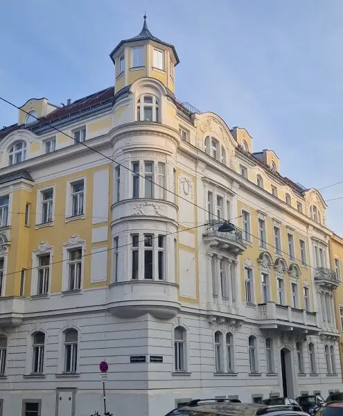 Repräsentatives Wohnen im Stilaltbau mit Balkon