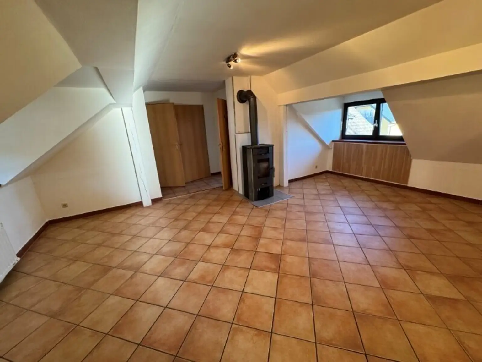 "GRÖDIG - Geräumiges 2,5 Zimmer Appartement im Dachgeschoss mit PKW-Stellplatz"