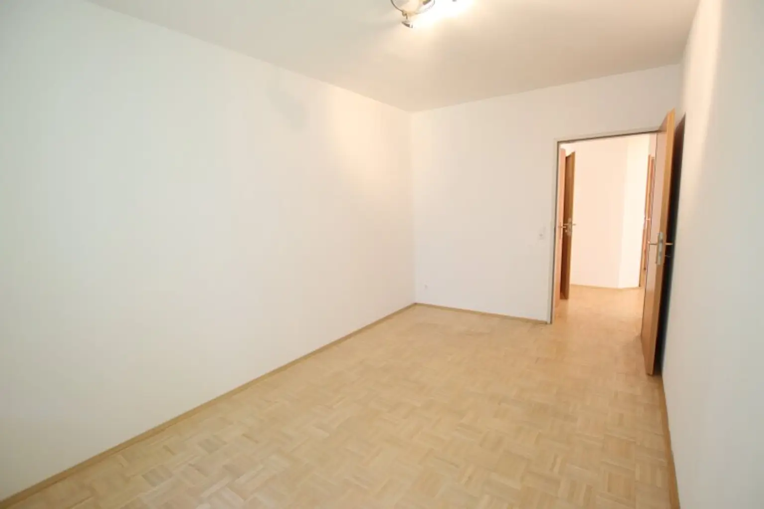 Junge & schöne 71,50m² 2 Zi City-Gartenwohnung mit 123m² Eigengarten & Tiefgarage am St. Veiter Ring