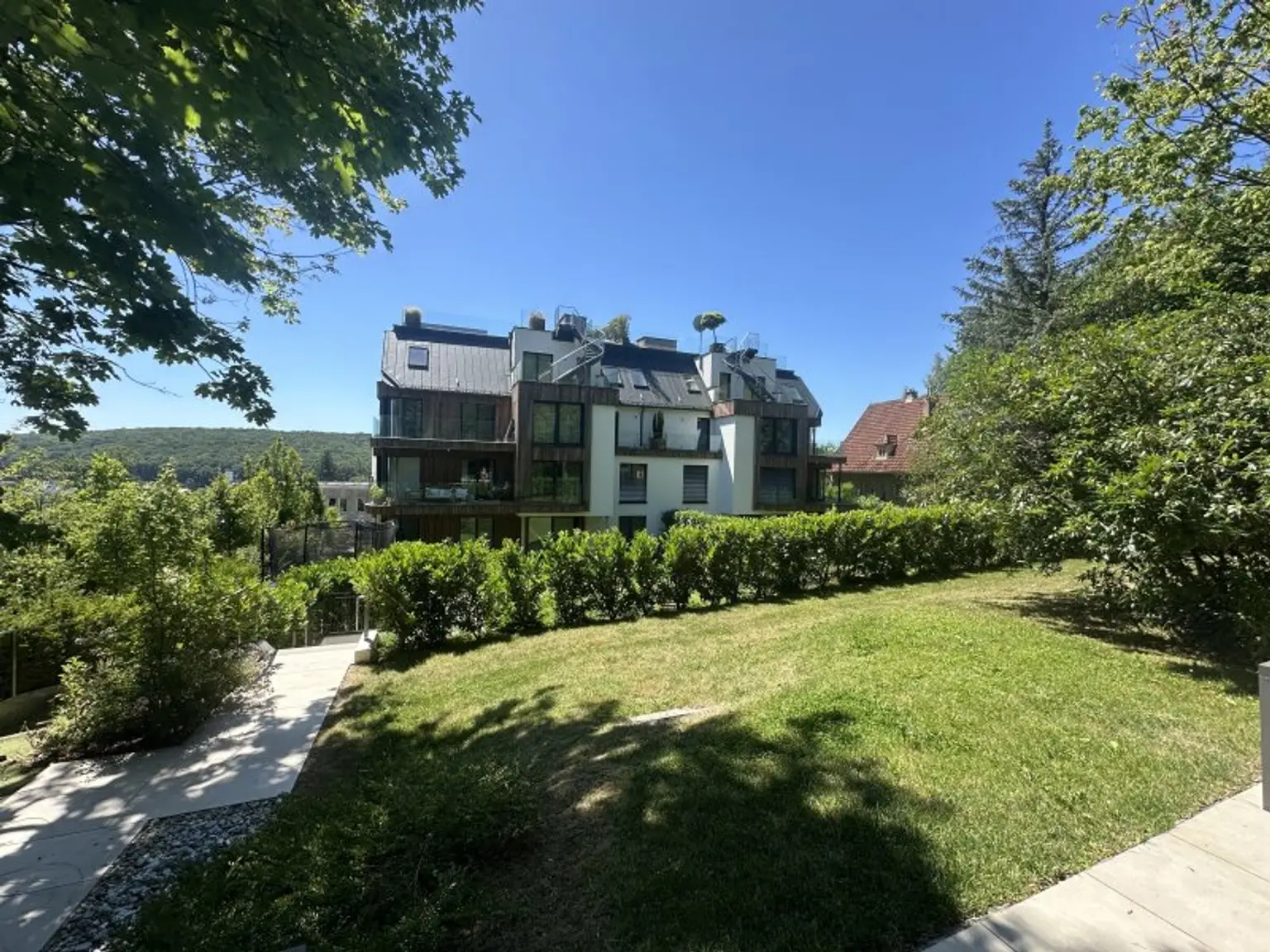 LUXUS GARTENWOHNUNG mit 300 m² Privatgarten im 1190 Wien + Pool und Gym