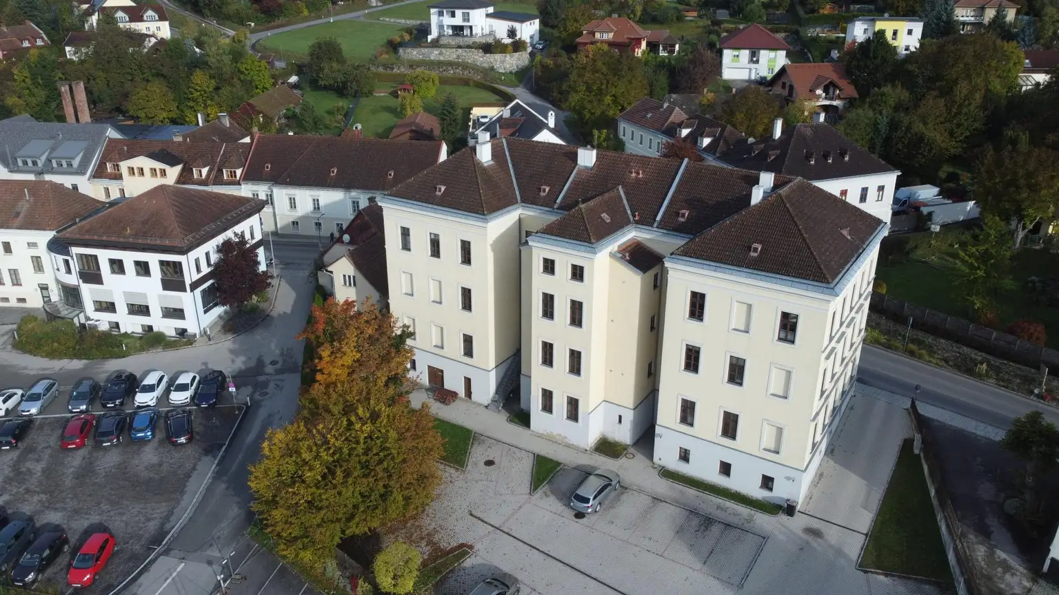 Hofseite Gebäude mit Parkplätzen