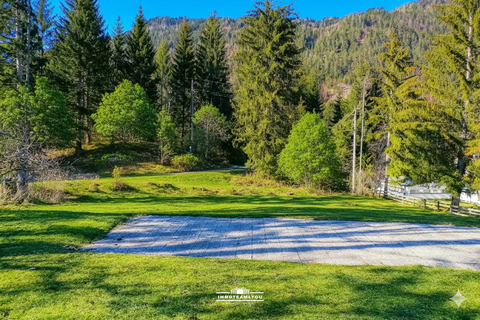 Blick auf das Grundstück mit Terrasse
