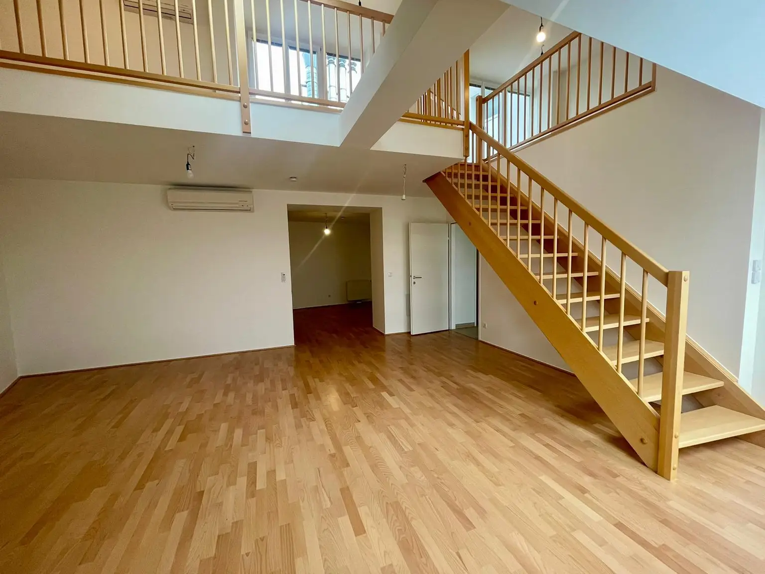 Modernes Wohnen nahe Naschmarkt: Klimatisierte Dachgeschoßwohnung mit Balkon und Terrasse