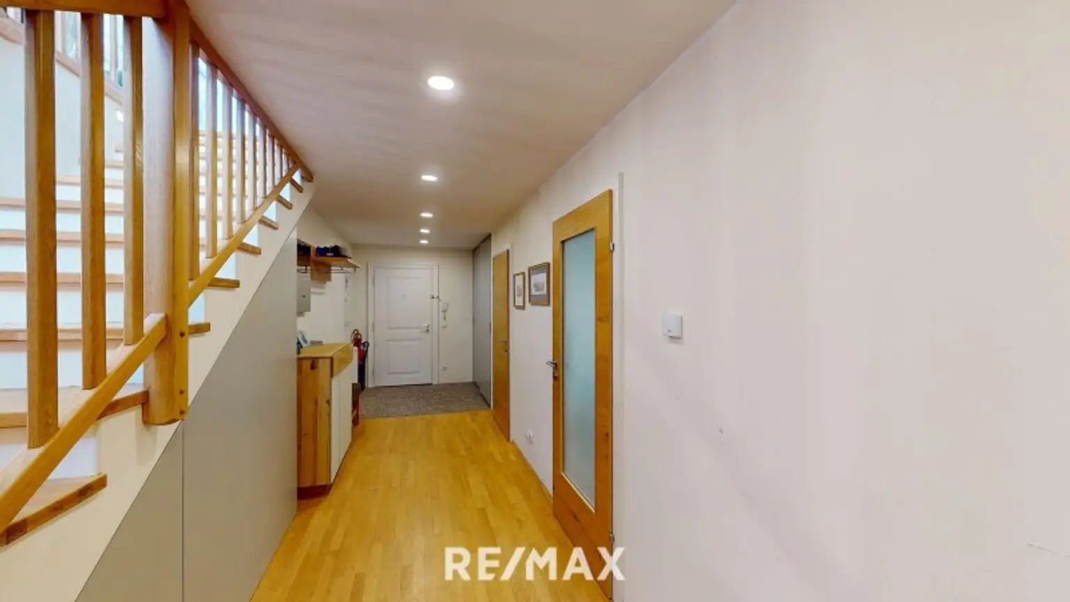 Repräsentatives Vorzimmer mit integriertem Stauraum