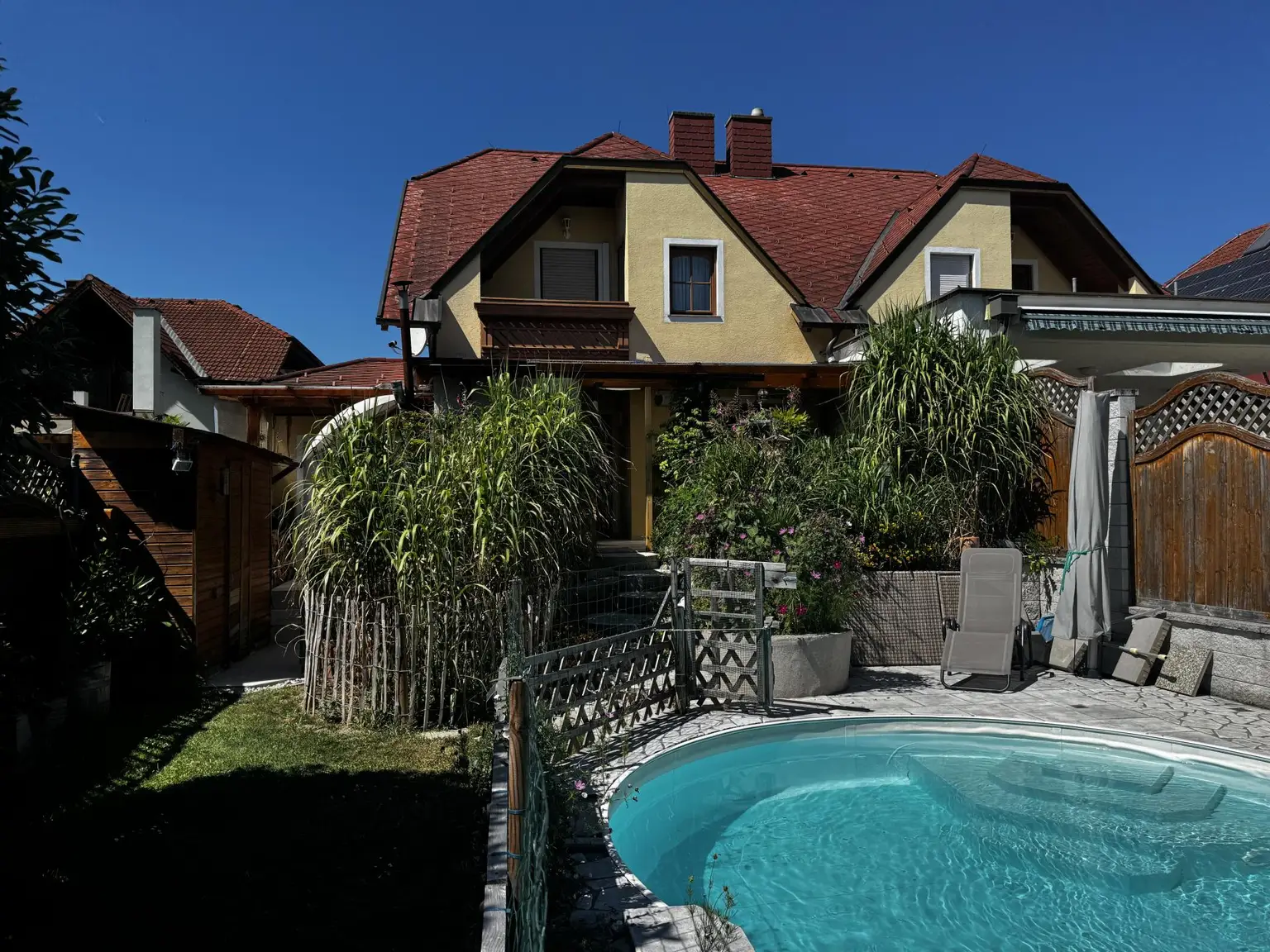 Ein ZUHAUSE zum Verlieben! Doppelhaushälfte mit Pooloase und ausgezeichneter Infrastruktur