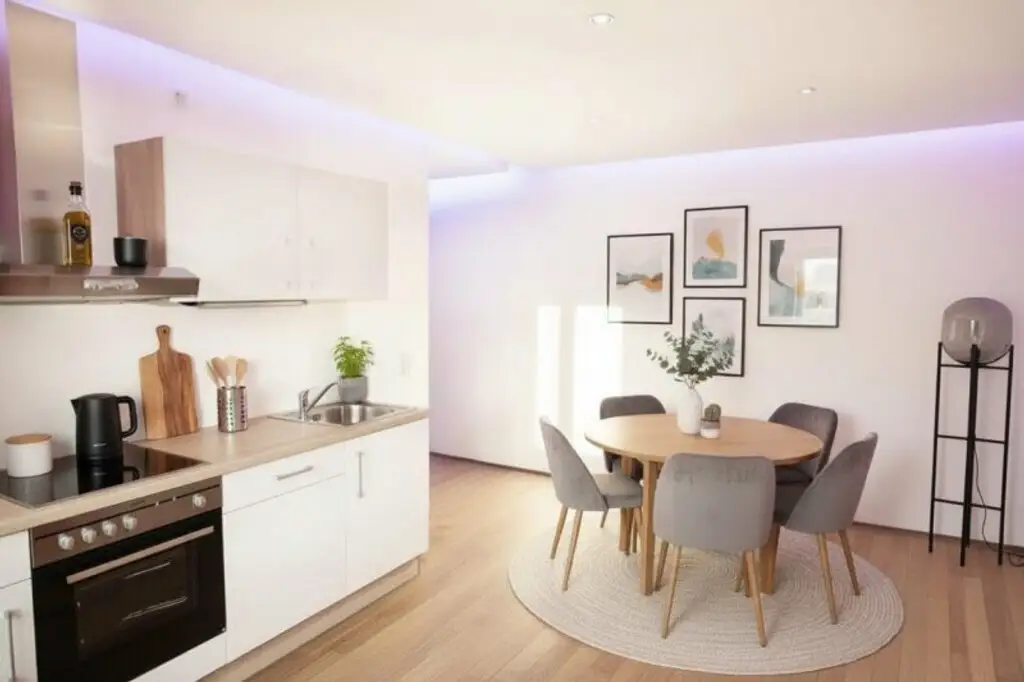 Nähe U6 "NIEDERHOFSTRASSE" & MEIDLINGER MARKT: komplett hofseitige 3-Zimmerwohnung