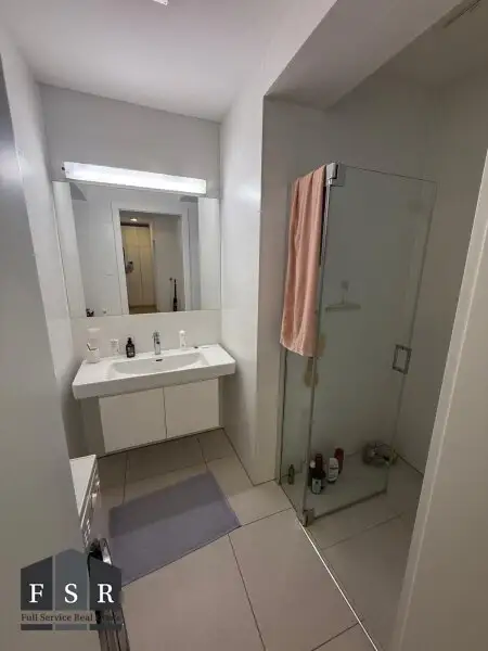 Alles da - Moderne und elegante Altbauwohnung mit Balkon in bester Lage + 1x Garagenplatz und Einbauküche im Preis inkludiert