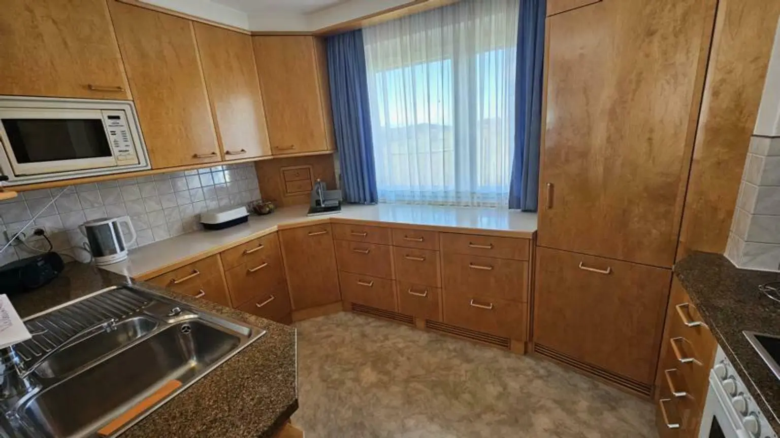 ** Geschmackvolles Zweifamilienwohnhaus - ca. 19ha LW-Fläche mit Wald ** unvergleichbarer Panoramablick auf Schloss Kapfenstein und das steirische Hügelland **