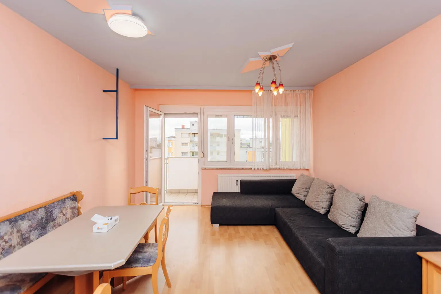 3-Zimmer-Wohnung mit Balkon, Lift, Parkplatz & Vollmöblierung – Sofortbezug in der Abstallerstraße