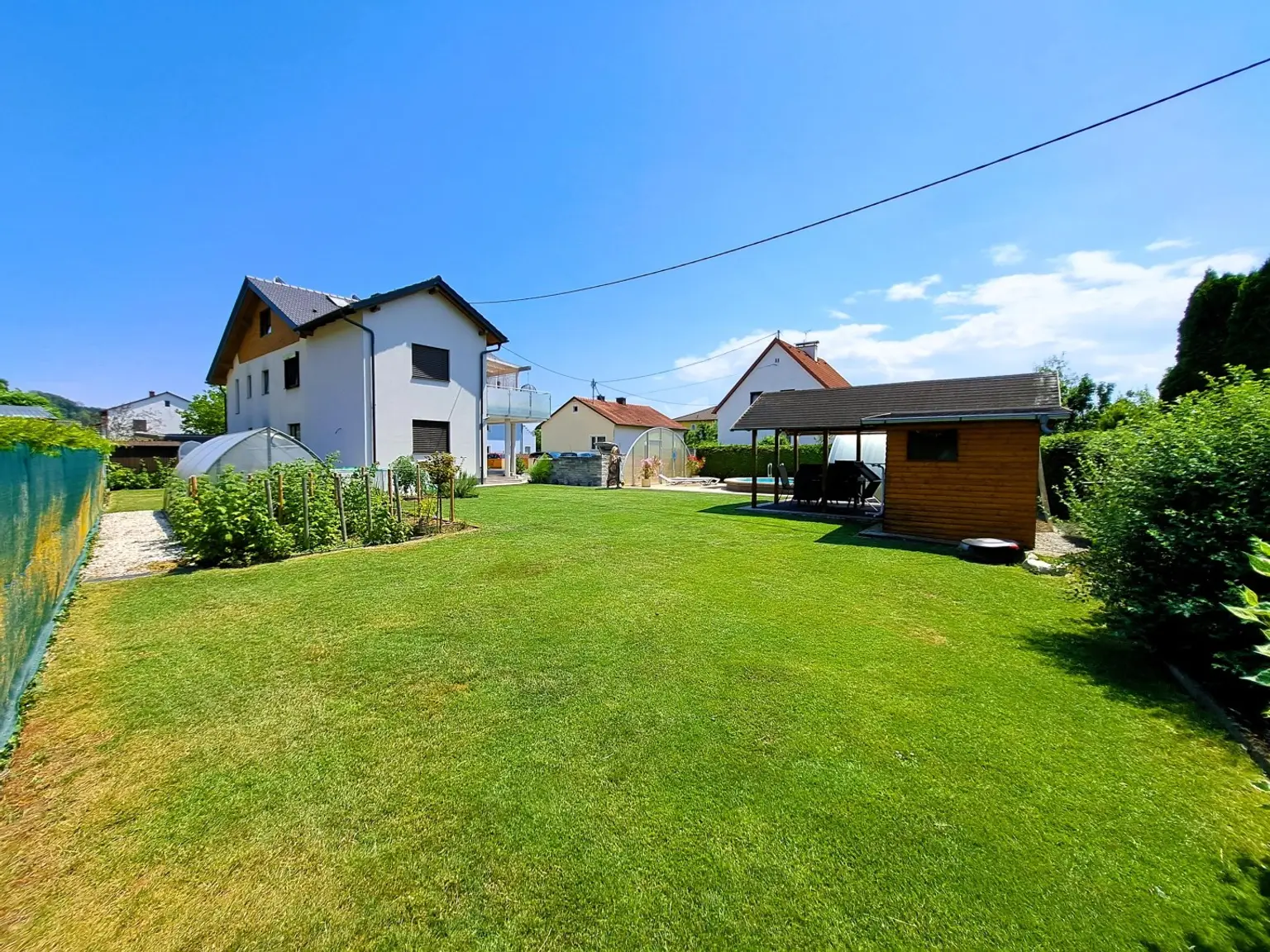 Wohnjuwel mit 2 Wohnungen (ca. 290 m² Wfl.), 2 Terrassen, Gartenareal mit Pool & Poolhaus - Neuzeug