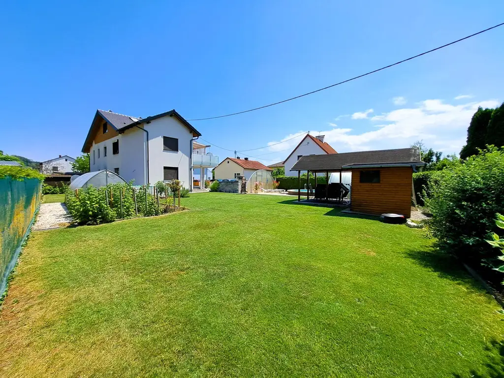Wohnjuwel mit 2 Wohnungen (ca. 290 m² Wfl.), 2 Terrassen, Gartenareal mit Pool & Poolhaus - Neuzeug