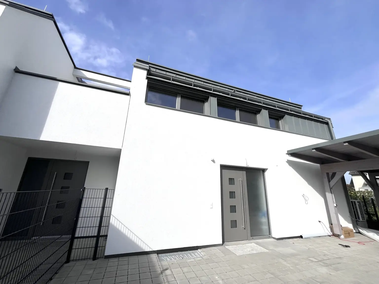 Erstbezug !! Traumhafte Doppelhaushälfte , Wohnkeller  mit Garten und 2 Stellplätzen!