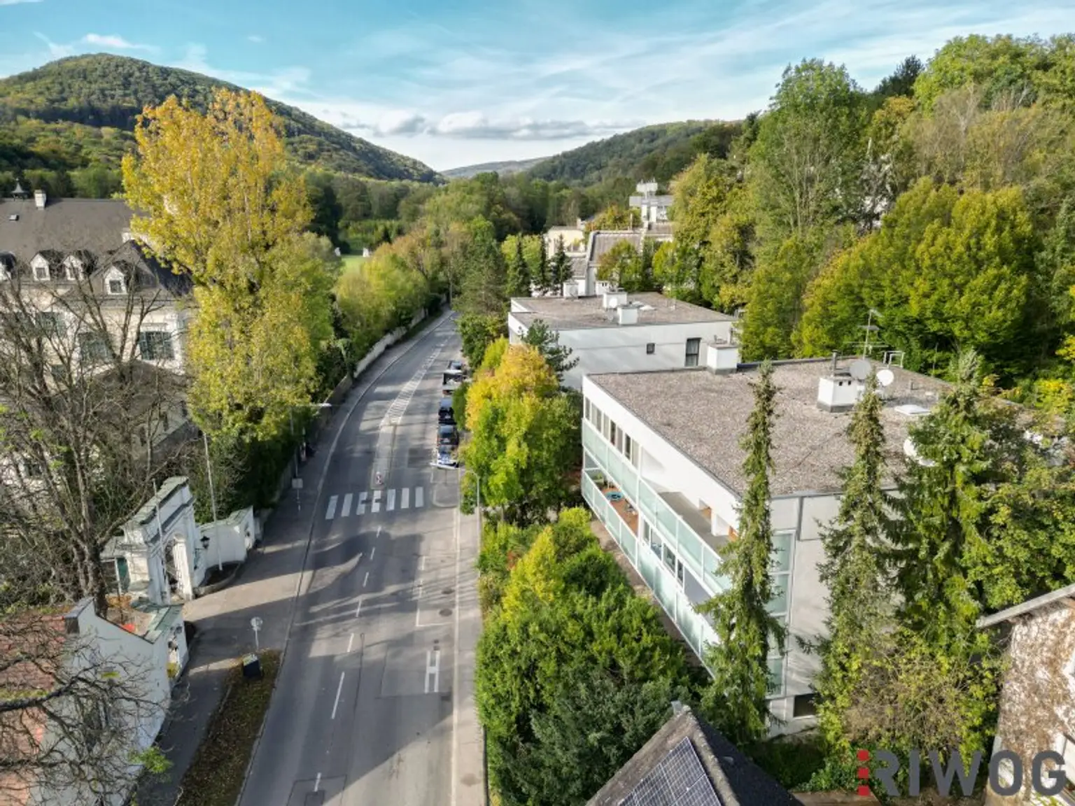ERSTBEZUG nach Sanierung mit Blick auf Schloss Laudon  | ca. 16 m² Loggia  | Garagenplatz | Vollausgestattete Küche | Erholungsgebiet angrenzend