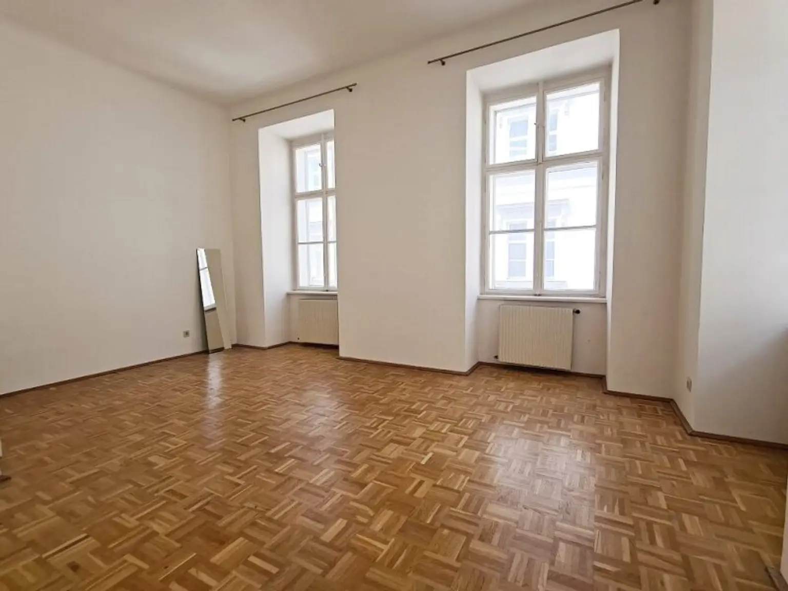 SALESIANERGASSE, teilsanierte 86 m2 Altbau, 3 Zimmer, Küche, Wannenbad, Parketten, 2. Liftstock, Botschaftsviertel