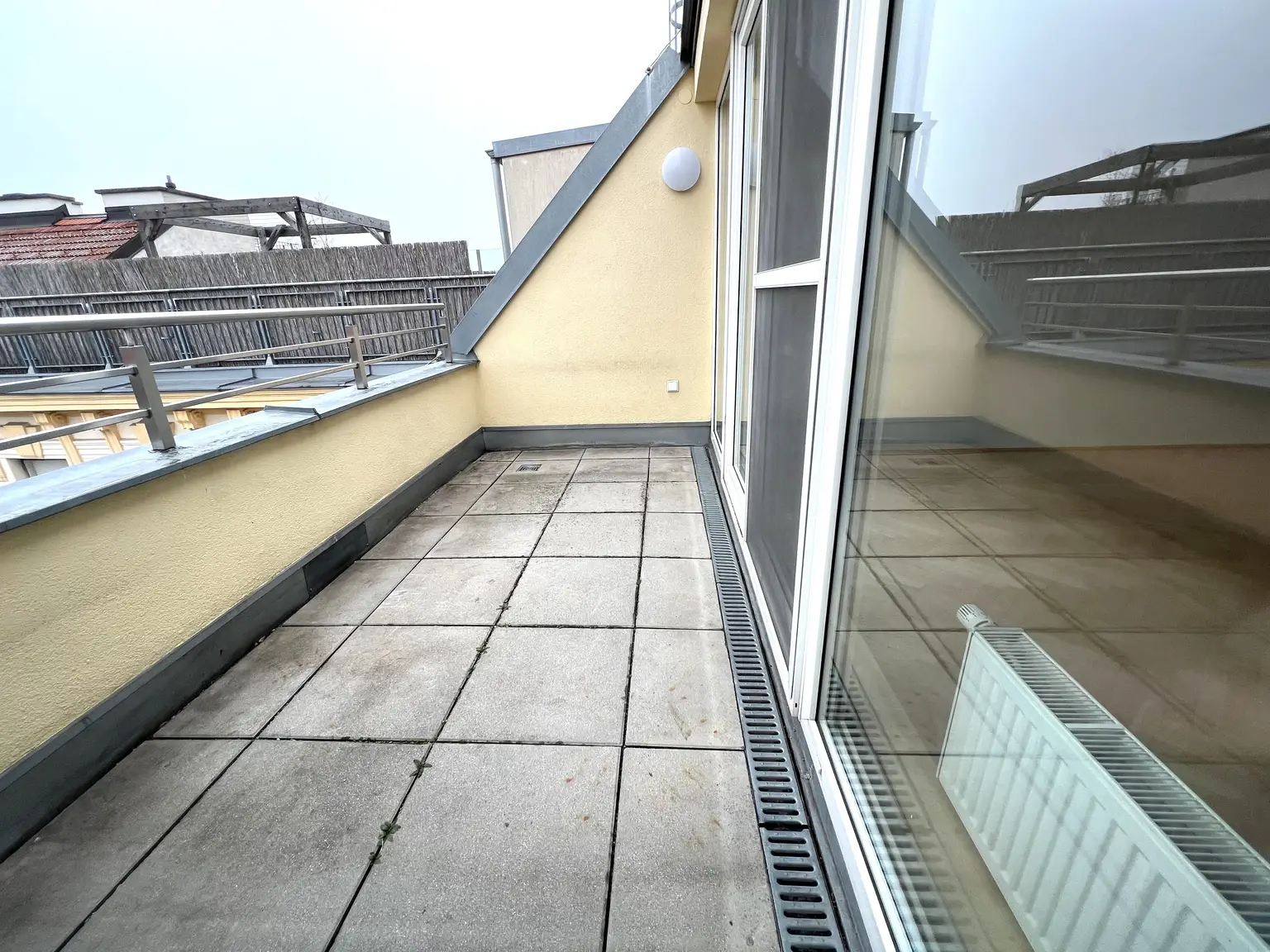 UNBEFRISTET: Klimatisierte, ruhige Dachgeschosswohnung