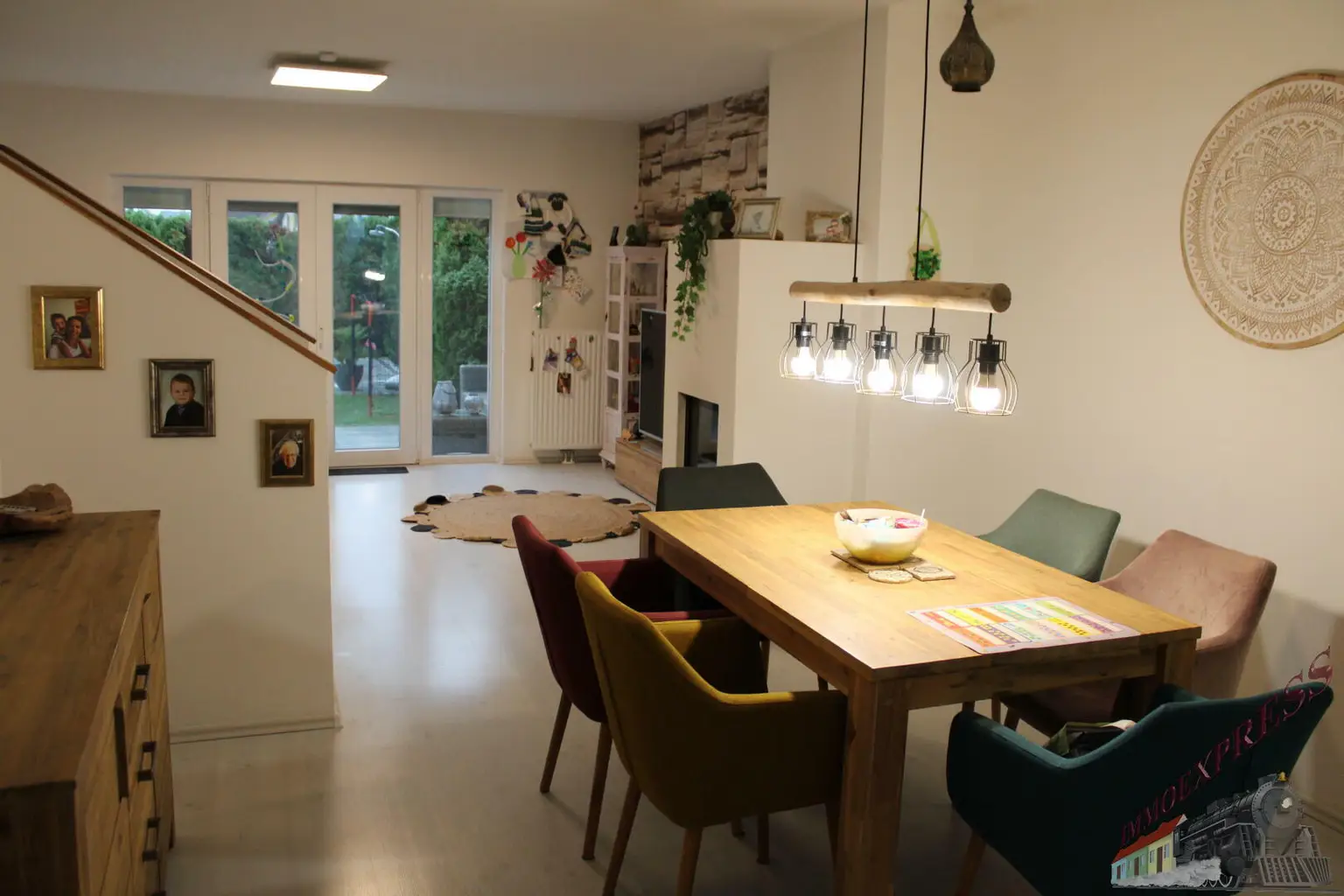 Modernes Eckeihenhaus mit Keller und mit Garten, Pool & Garage in Toplage von Münchendorf