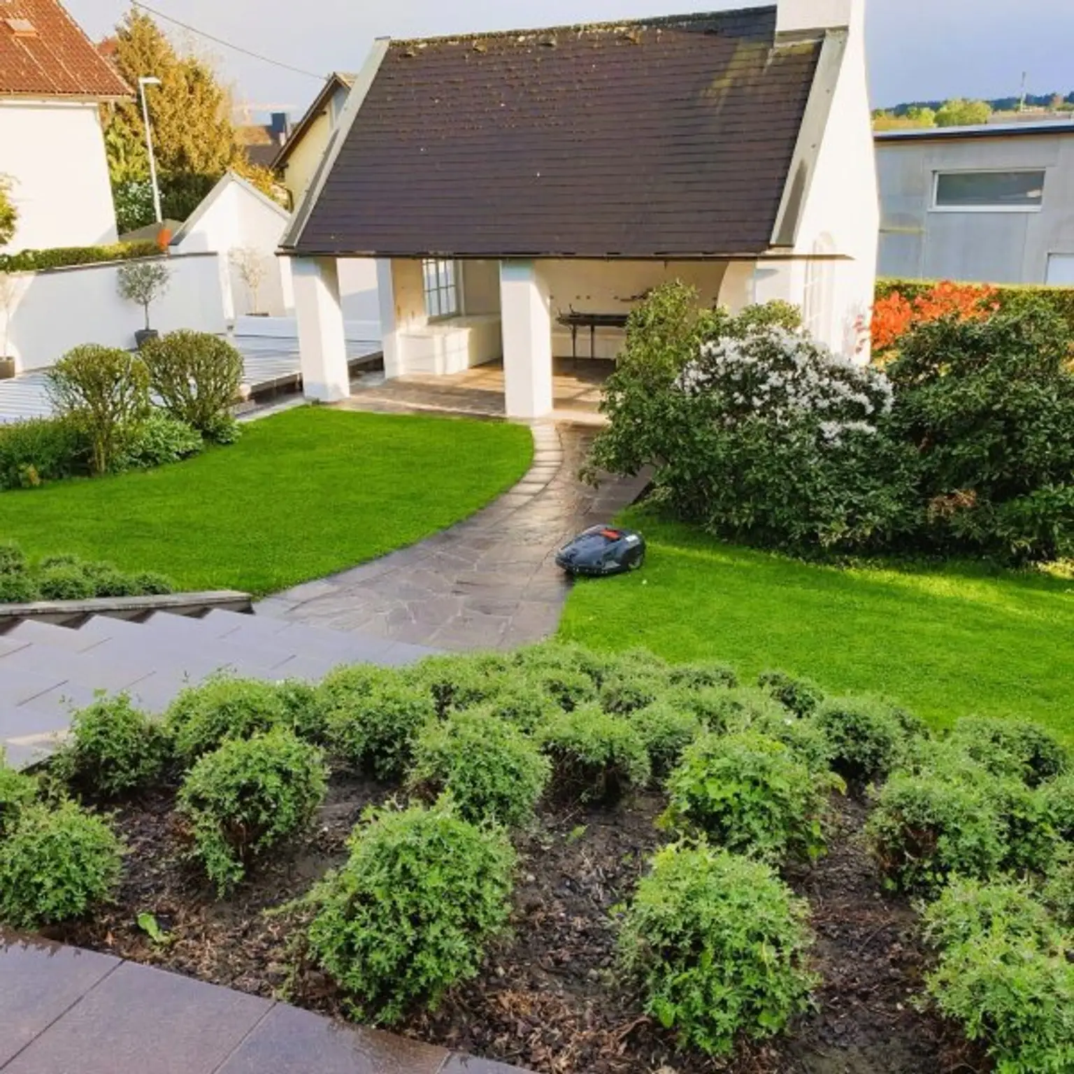 Geschmackvolles Wohnhaus mit Büroeinheit, Garten & Pool im Zentrum von Neumarkt