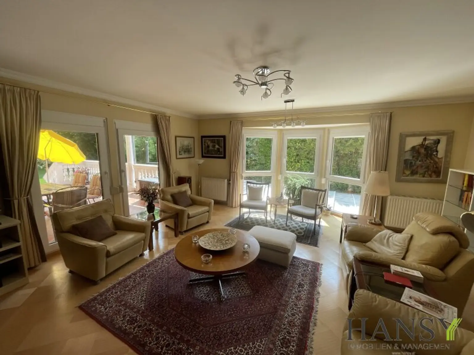 Neuwertiges Traum-Einfamilienhaus in Pfaffstätten: Stil, Pool und Gartenparadies!