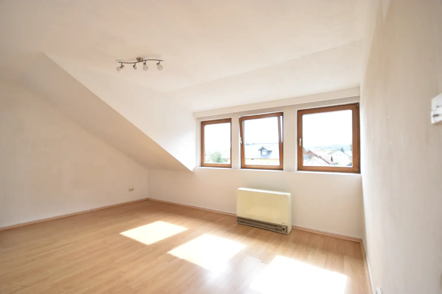 "GRÖDIG - Kleine gemütliche 2 Zimmer Wohnung mit Balkon und PKW-Stellplatz"