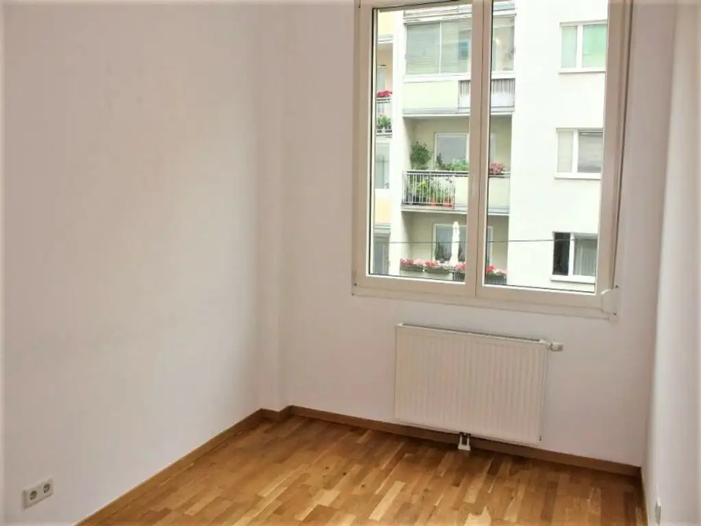 HOLBEINGASSE, 68 m2 Altbau, Wohnküche, 2 Zimmer, WG-geeignet, Komplettküche, Wannenbad, Parketten, 4. Liftstock
