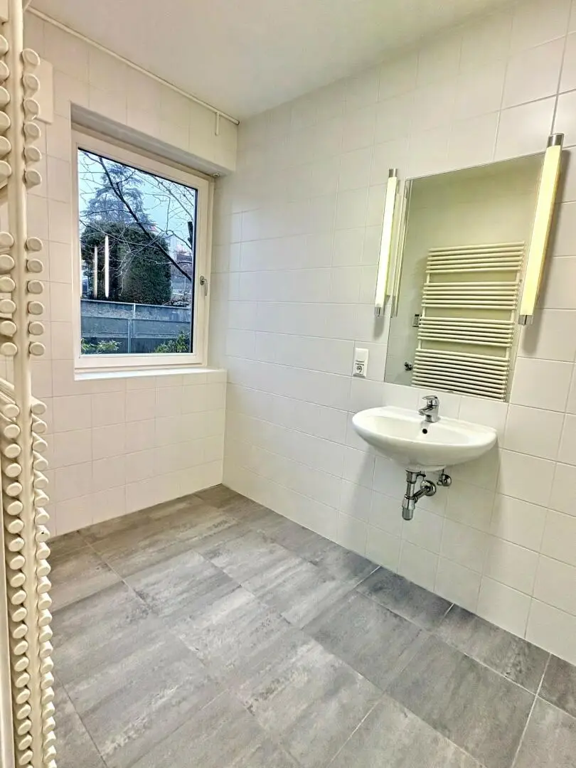 Bad mit Fenster, Handtuchtrockner...