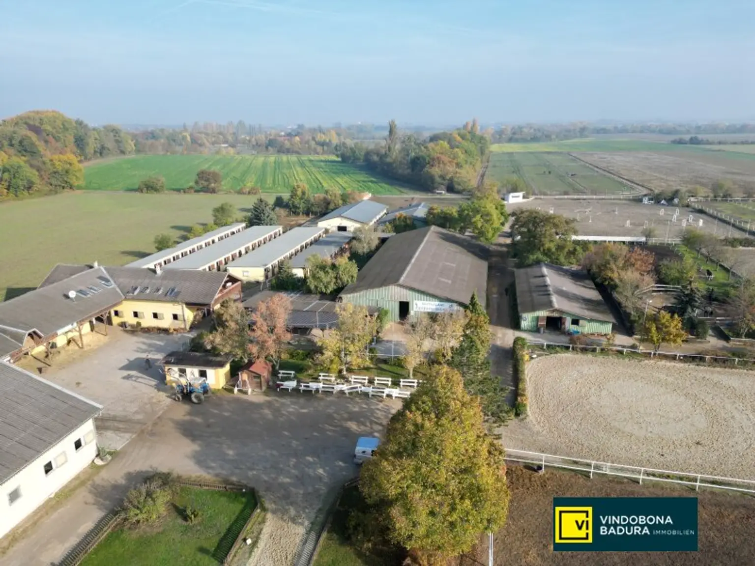 Exklusive Reitsportanlage vor den Toren Wiens – 145 Boxen | Reithallen | Reitplätze | Koppeln | Villa & Personalwohnungen