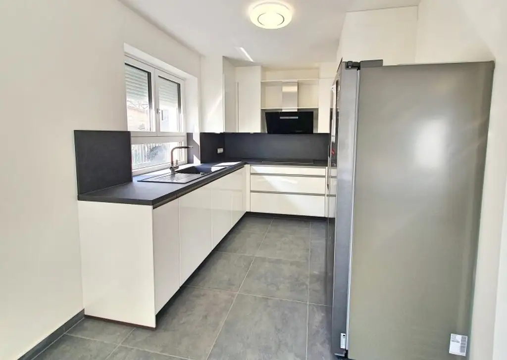 MODERNE DOPPELHAUSHÄLFTE IM NORDEN VON WIEN NÄHE U1 LEOPOLDAU.