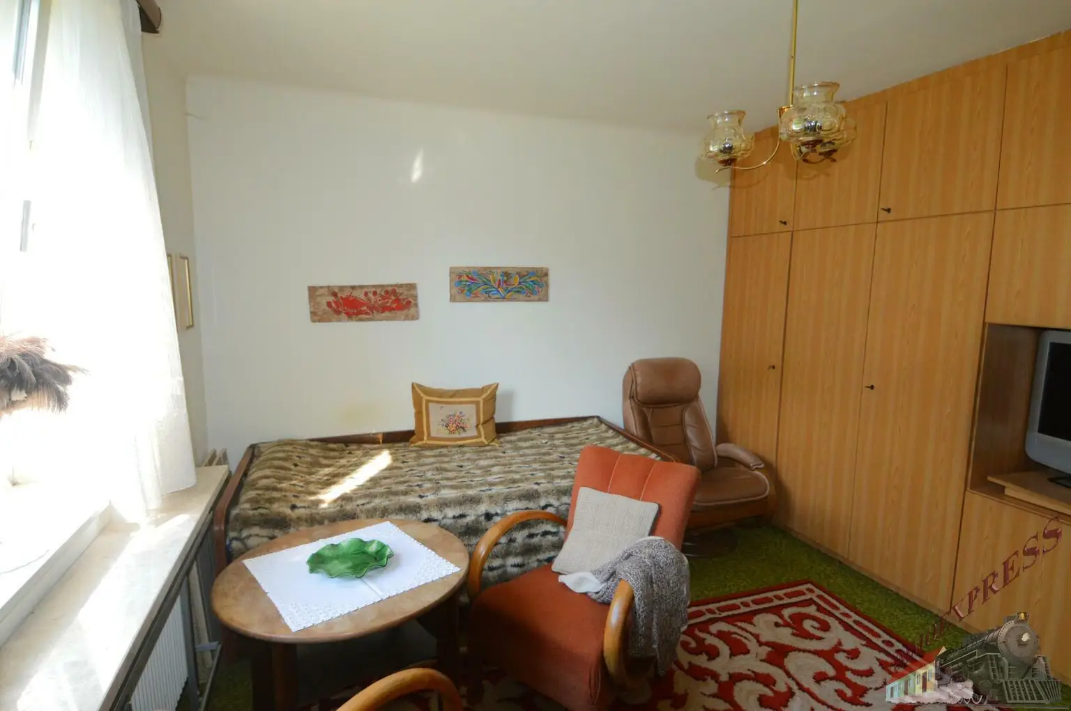 Einfamilienhaus mit Gäste-/Sommerhaus und 2 Garagen - Fernblick