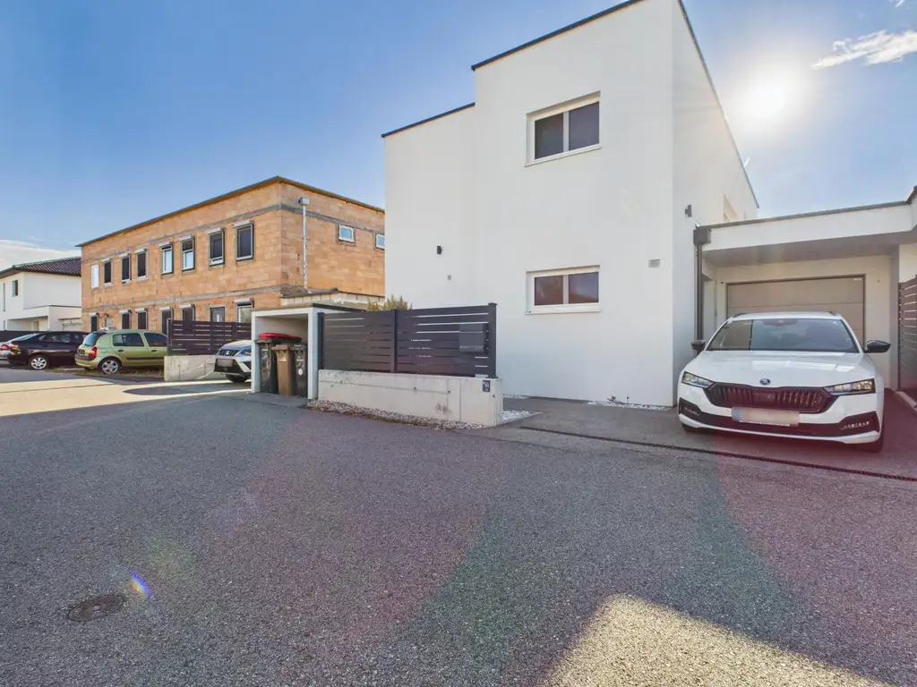 Exklusives Neubauhaus in Marchtrenk – stilvolles Wohnen mit modernster Technik & traumhaftem Garten samt Wellnessbereich