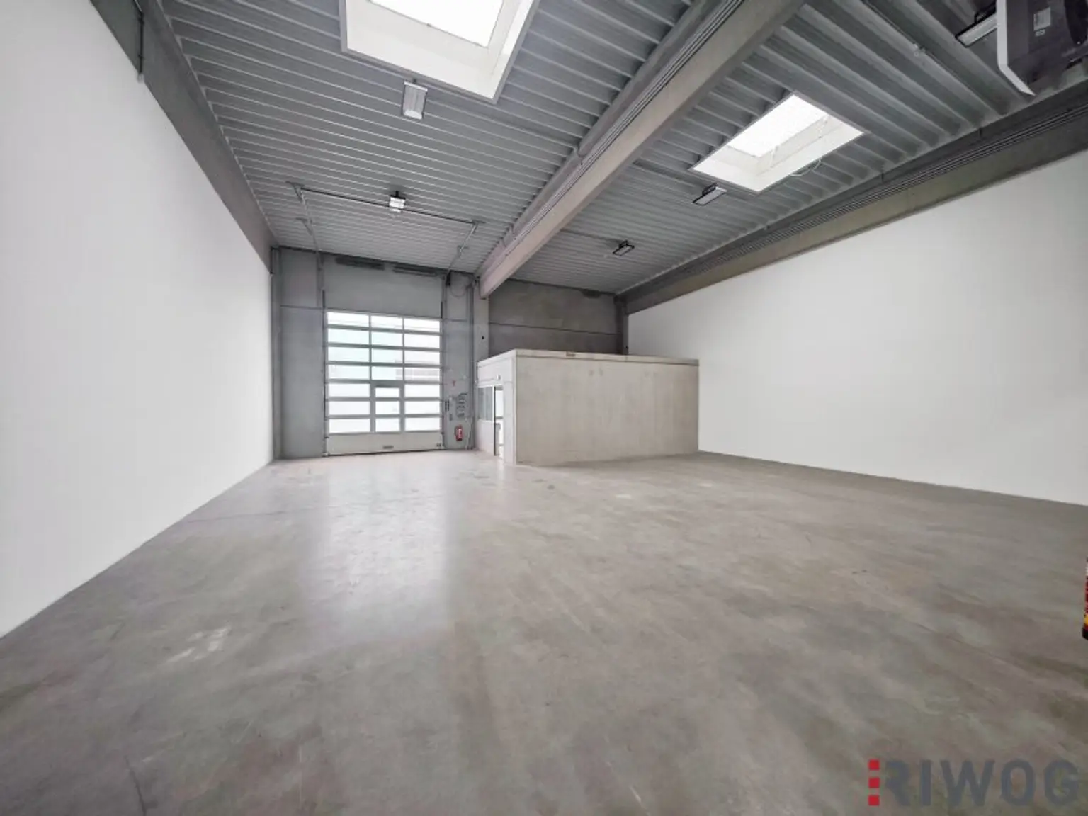 Beidseitig andienbare Lager- und Produktionshalle (ca. 286 m²) mit Büro- und Aufenthaltsräumen