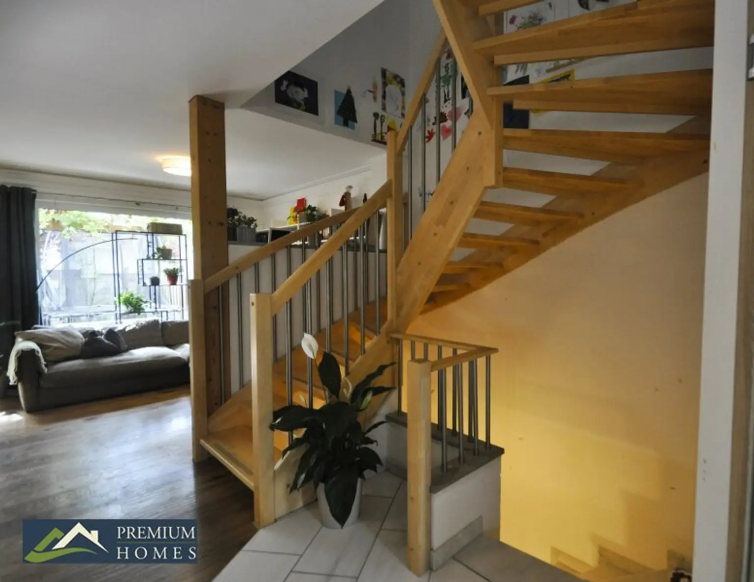 Reihenmittelhaus in Kramsach - Blick in den offenen Wohnbereich und Treppenansicht